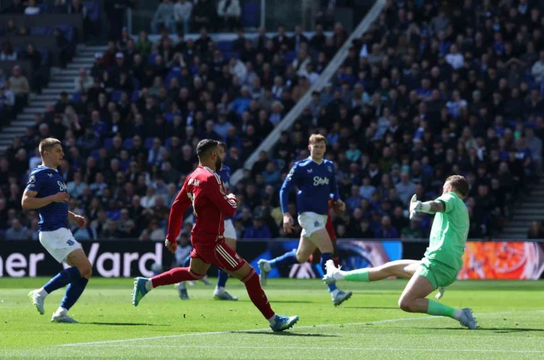 Merseyside derbisinde kazanan Liverpool 