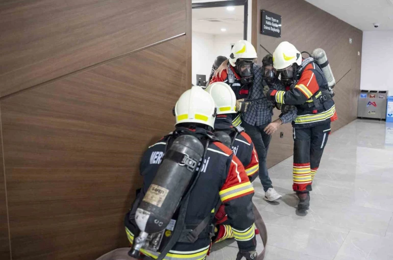 Mersin Büyükşehir Belediyesi binasında yangın tatbikatı gerçekleştirildi 