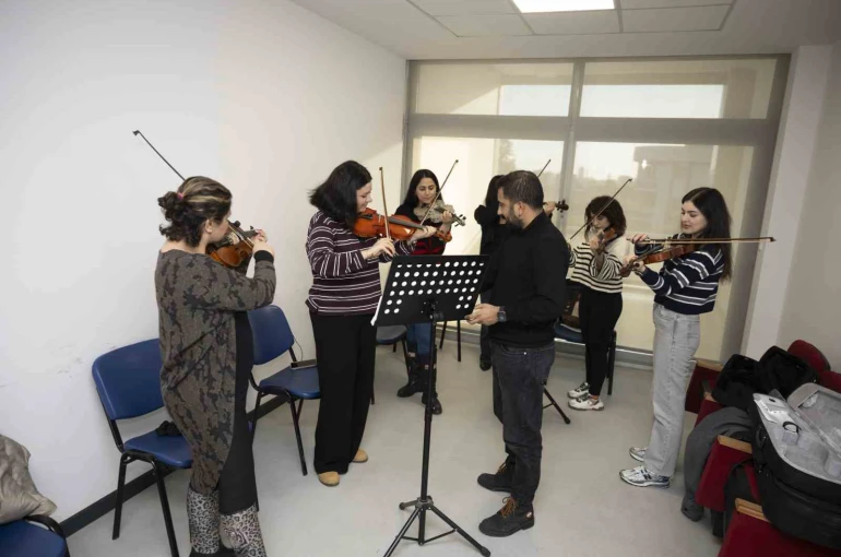 Mersin Büyükşehir Belediyesinin ücretsiz enstrüman kurslarına yoğun ilgi 