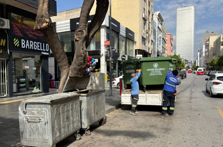 Mersin kent merkezinde çöp konteynerleri yenileniyor 