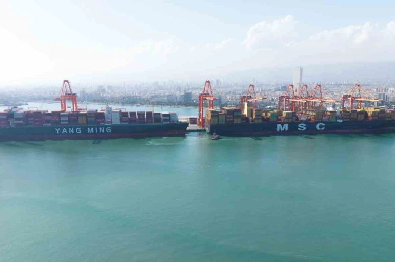 Mersin Limanı’nda tarihi gün: 400 metrelik mega gemi ilk kez demir attı 