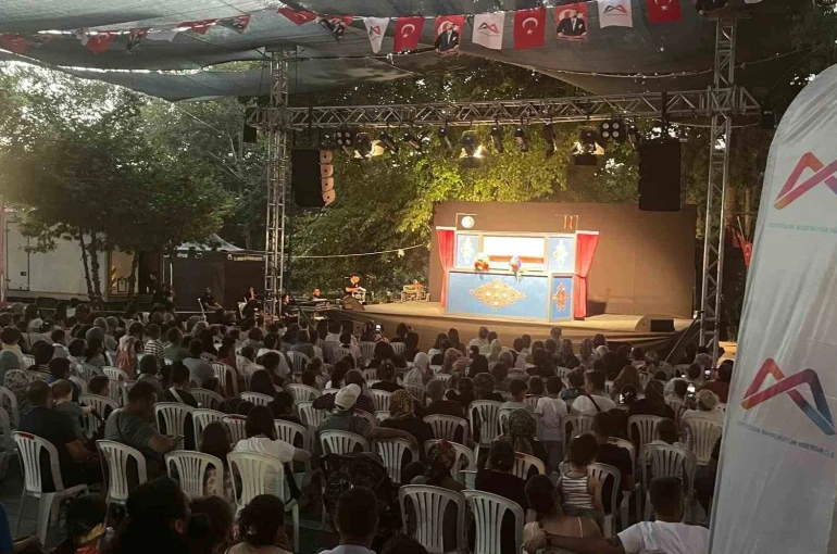 Mersin Şehir Tiyatrosu 13 ilçede 4 binin üzerinde seyirciyle buluştu 
