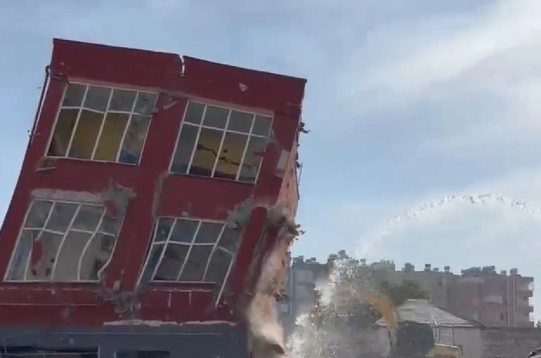 Mersin’de 2 katlı bina titreşimle yıkıldı