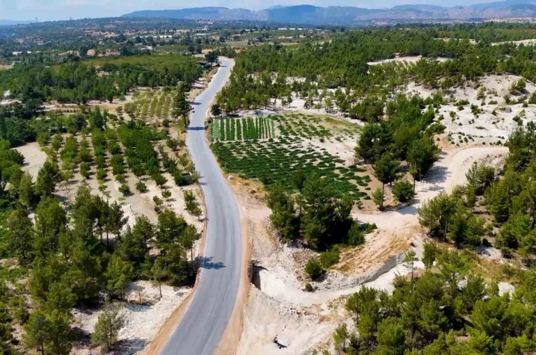 Mersin’de 4 mahalleyi birbirine bağlayan yol yenilendi
