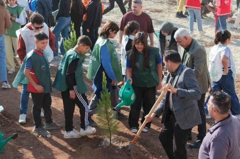 Mersin’de 500 fidan toprakla buluşturuldu 