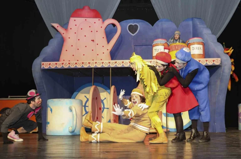 Mersin’de ‘Bisküvi Adam’ oyunu miniklerle buluştu 