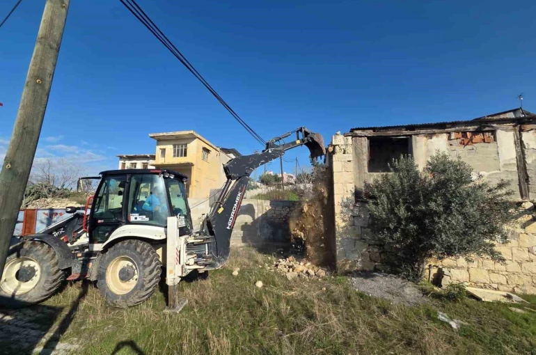 Mersin’de çökme riski taşıyan metruk bina yıkıldı 