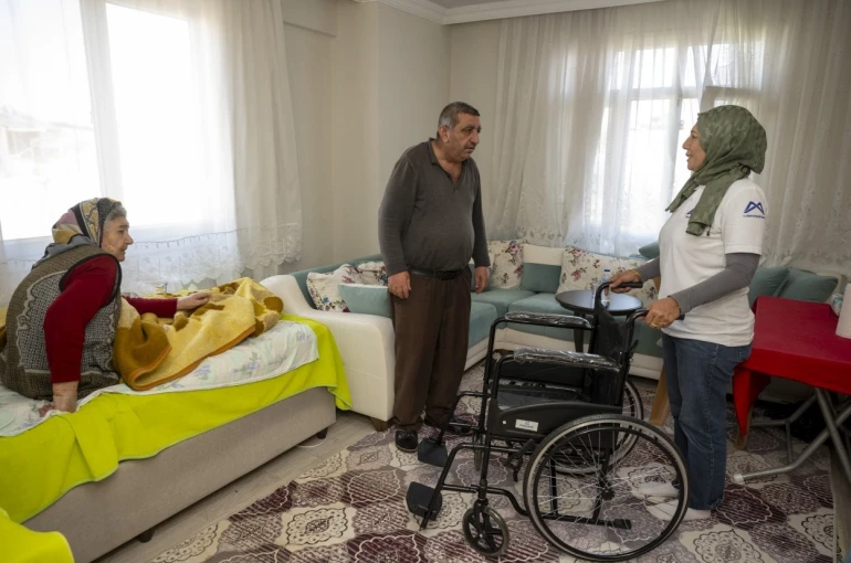 Mersin’de engellilere tekerlekli sandalye ve hasta bezi desteği 