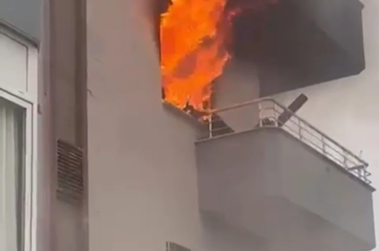 Mersin’de ev yangını alevler pencereden çıktı