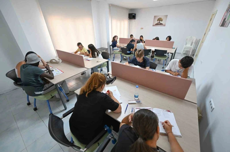 Mersin’de gençler sınavlara okuma salonunda hazırlanıyor
