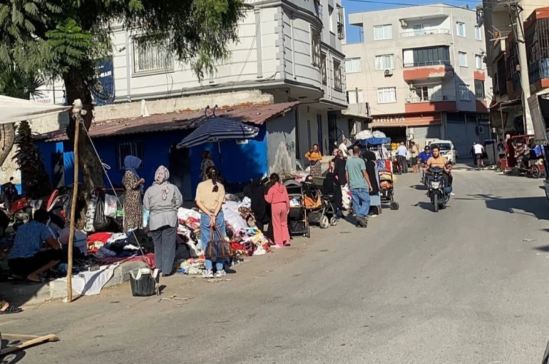 Mersin’de izinsiz kurulan pazar kaldırıldı