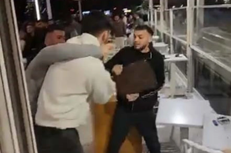 Mersin’de kafedeki kavgada yumruklar havada uçuştu 