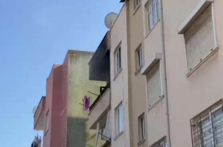 Mersin’de kiracı evi ateş verdi, mahalleli tepki gösterdi 