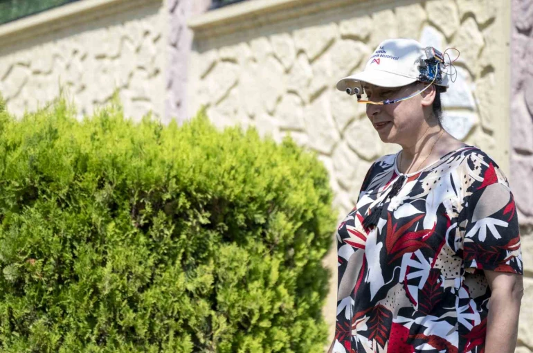 Mersin’de liseli gençlerden görme engelliler için yapay zeka destekli asistan