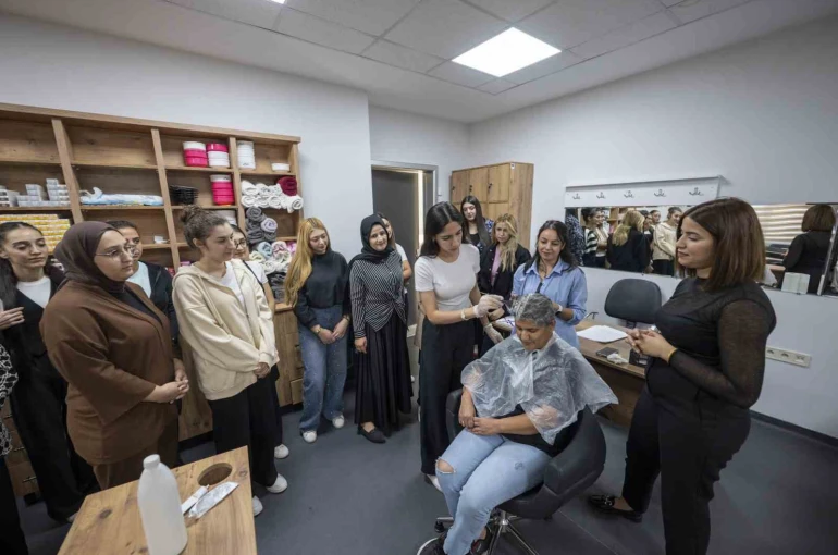 Mersin’de MERCEK’in saç renklendirme kursu yoğun ilgi görüyor 