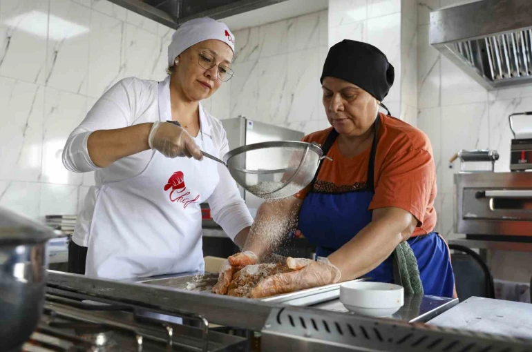 Mersin’de MERCEK’ten ücretsiz ‘Aşçı Çırağı Kursu’ desteği 