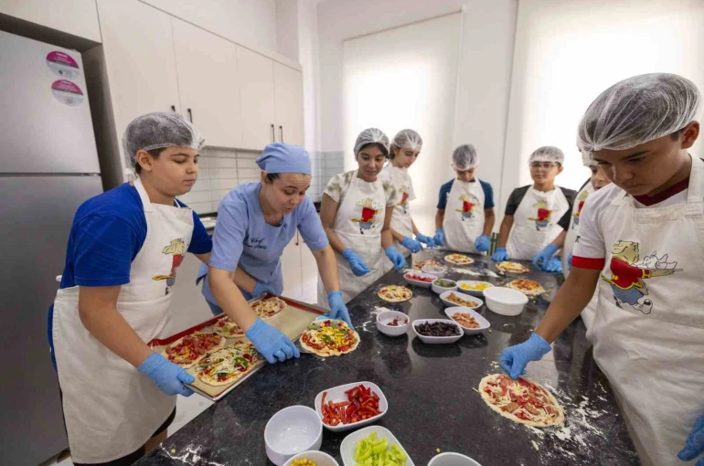 Mersin’de minik şefler yemek yapmayı öğreniyor 