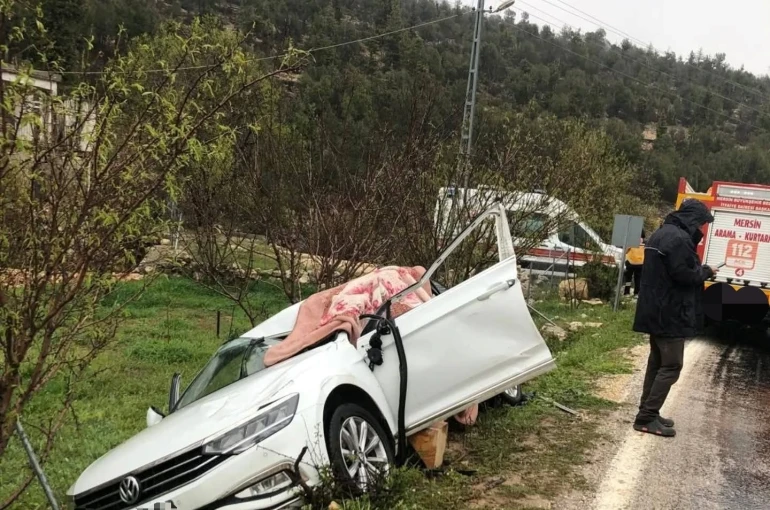 Mersin’de otomobil ile tır çarpıştı: 1 ölü, 2 yaralı 