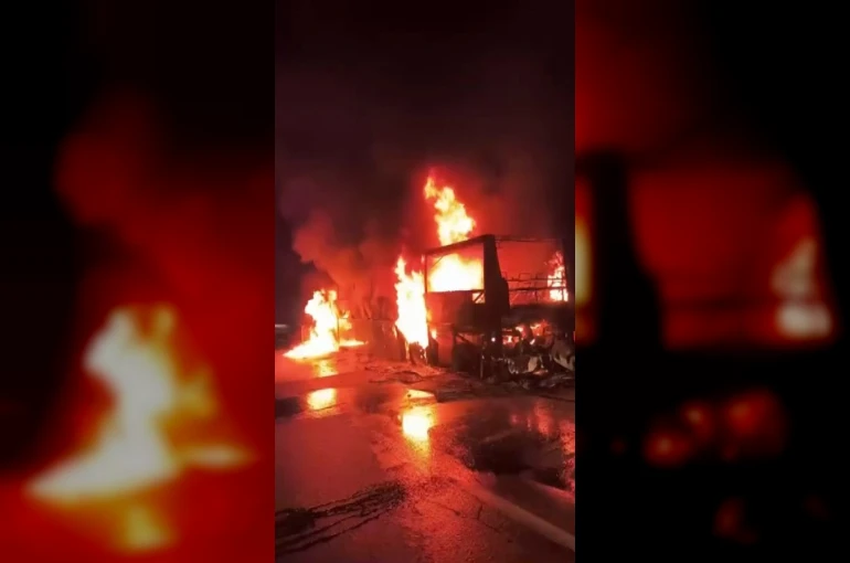 Mersin’de otoyolda seyir halindeki yolcu otobüsü alev alev yandı