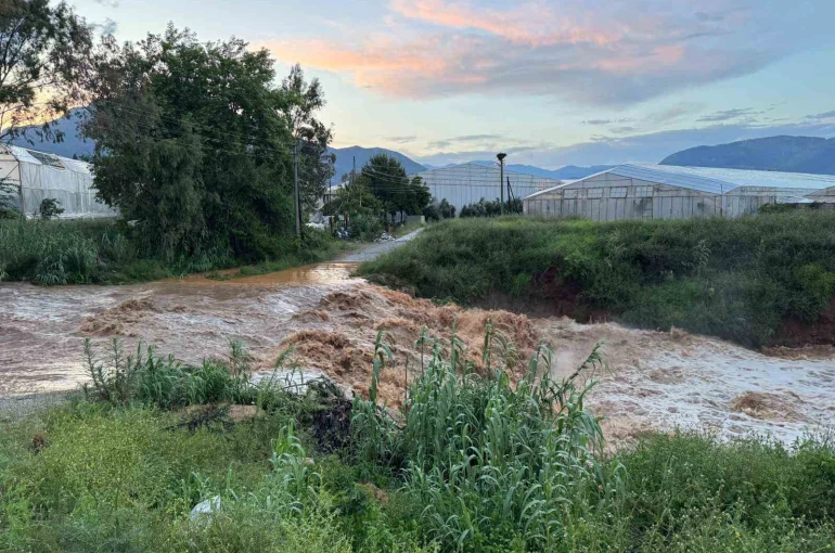 Mersin’de sağanak etkili oldu: Sel suları yolu aştı, bahçeler sular altında kaldı