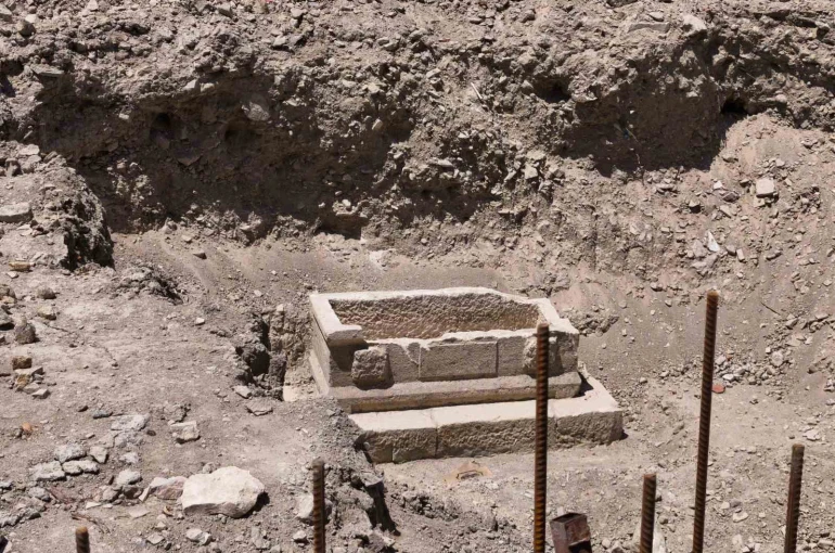 Mersin’de sağlık ocağı inşaatı çevre düzenlemesinde lahit çıktı