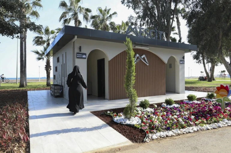 Mersin’de sahil bandına modern mescit 