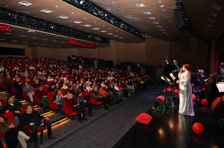 Mersin’de Sevgililer Günü’ne özel Ajda Pekkan şarkıları konseri 