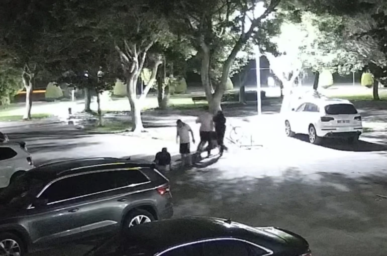Mersin’de site müdürü darbedildi, saldırı kameraya yansıdı 