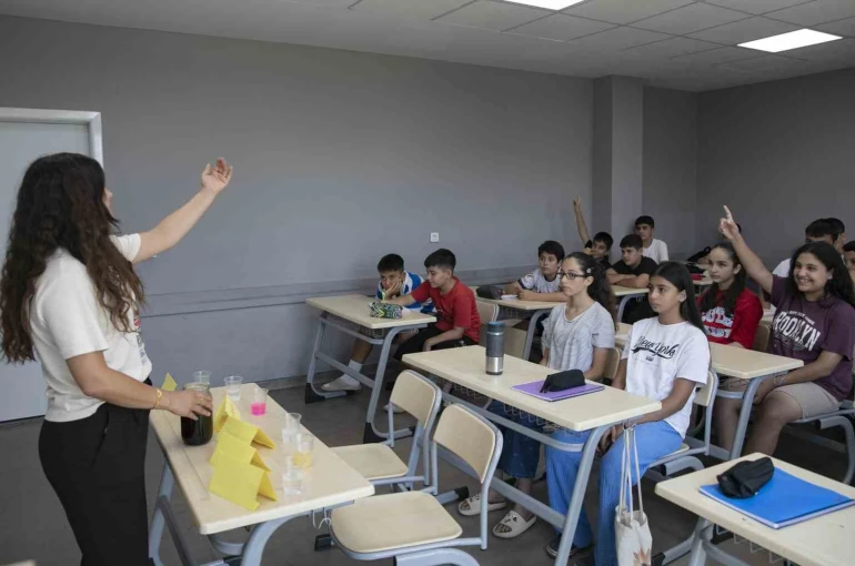 Mersin’de ücretsiz yaz atölyeleri öğrencilerden yoğun ilgi görüyor 