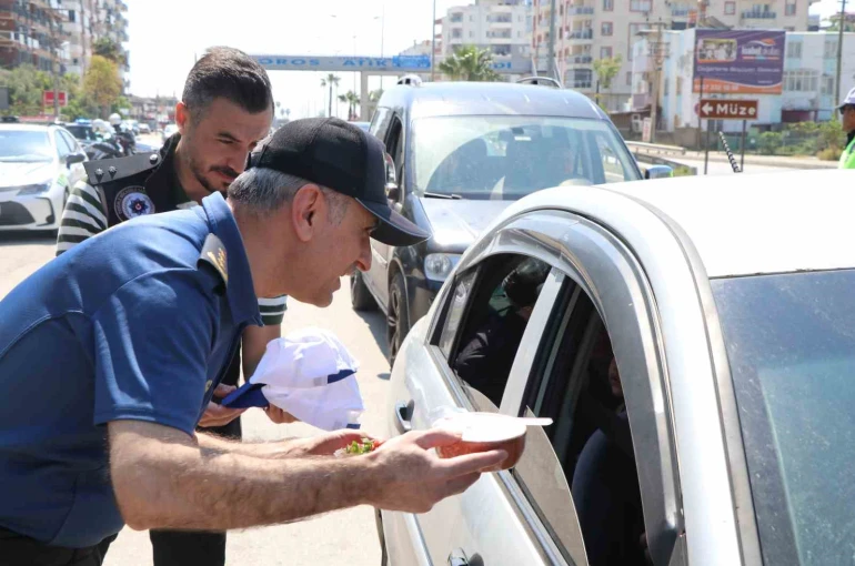 Mersin’de yoğurt ve çilek ikramlı trafik uygulaması 