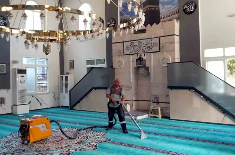 Mersin’deki camilerde temizlik çalışmaları sürüyor 