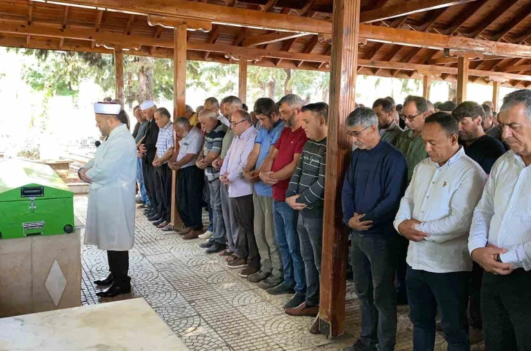 Mersin’deki işçi servisi kazasında hayatını kaybedenler toprağa verildi 