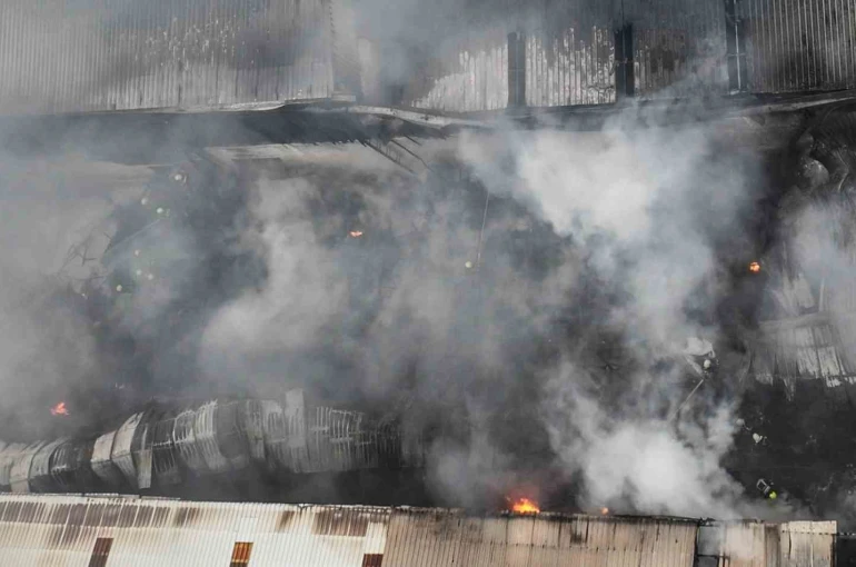 Mersin’deki plastik ham madde deposunda çıkan yangın kontrol altına alındı 