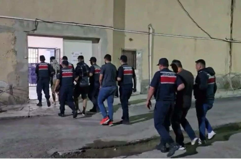 Mersin’den gelip Sivas’ta hırsızlık yapan 5 şüpheli tutuklandı