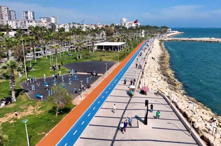 Mersin’in 560 bin metrekarelik Kültür Parkında bakım çalışmaları sürüyor