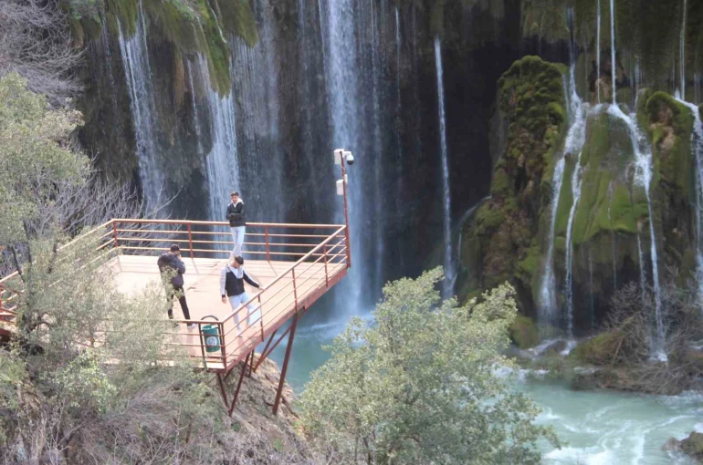 Mersin’in saklı cenneti Yerköprü Şelalesi ziyaretçileri hayran bırakıyor 