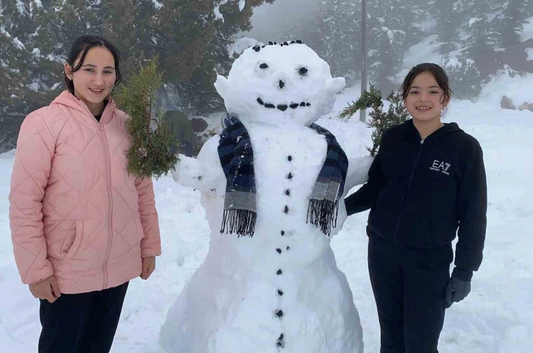 Mersin’in yüksek kesimlerinde kar sevinci 