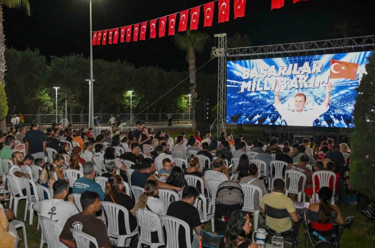 Mersinliler dev ekranda milli basketbol heyecanını yaşadı 