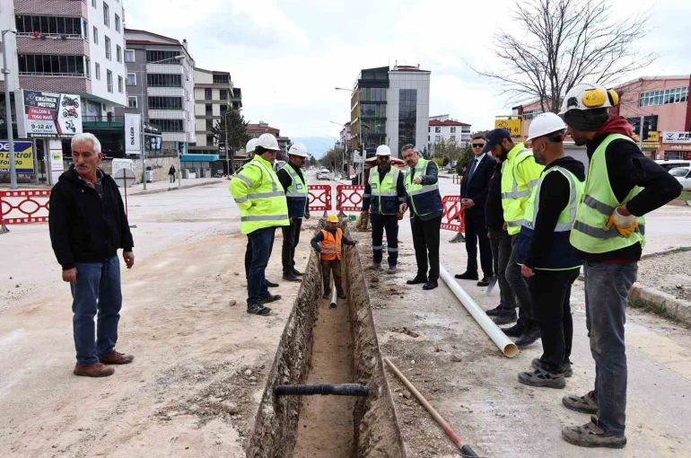 Merzifon’un içme suyu projesinde boru döşeme çalışması sürüyor 