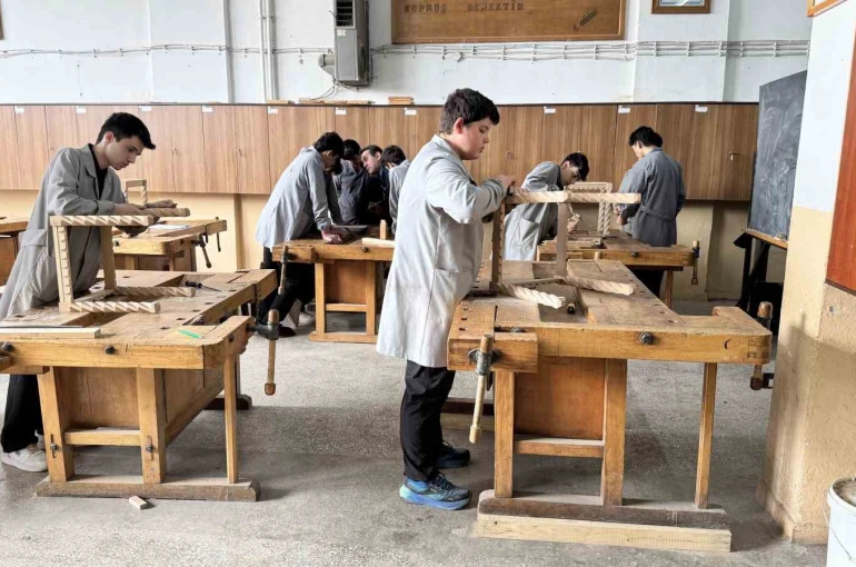 Meslek lisesi öğrencilerinin el emeği ürünleri döner sermayeye kazandırılacak 