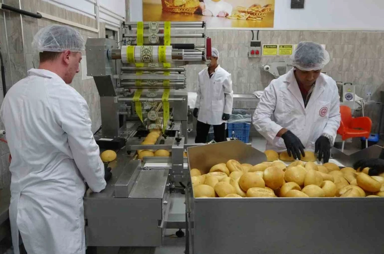 Meslek lisesinde ekmek üretimi, genç ustalar iş başında