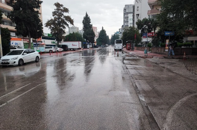 Meteorolojinin kuvvetli yağış uyarısı yaptığı Adana’da yağmur başladı 