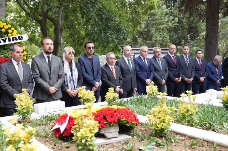 Metin Oktay, kabri başında dualarla anıldı 