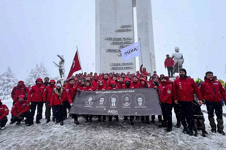Metristepe’de 18 yıllık vefa: AKUT, İnönü Zaferi’ni kar altında kutladı 