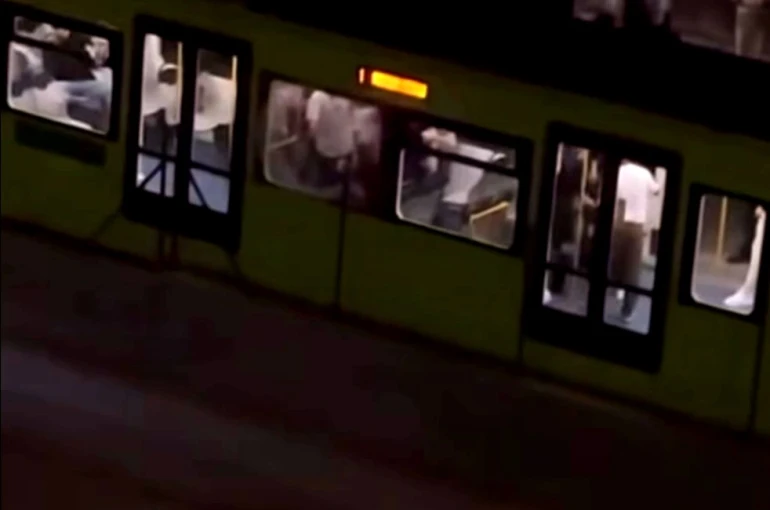 Metro istasyonunda tekmeli yumruklu kavga