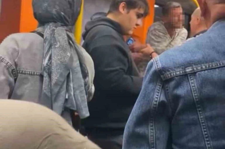 Metroda yaka paça kavga çıktı, güvenlik araya zor girdi 