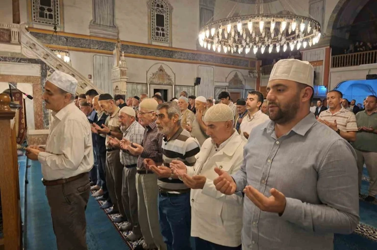 Mevlid Kandili’nde tarihi Çapanoğlu Camii’nde dualar edildi 