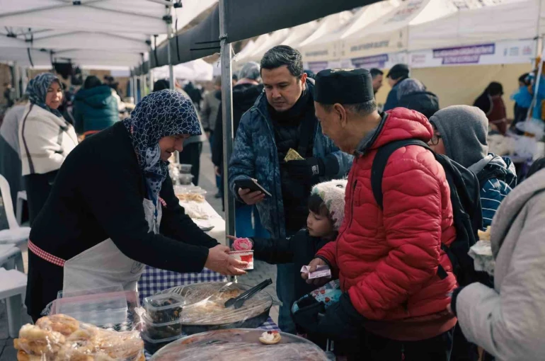 "Meydan Kadınların" dayanışma pazarına büyük ilgi 