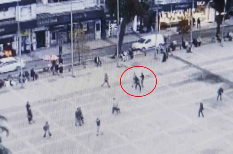 Meydanda uçan tekmeli kavga