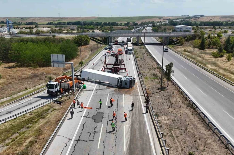 Meyve yüklü tır devrildi, Avrupa Otoyolu saatlerce ulaşıma kapandı